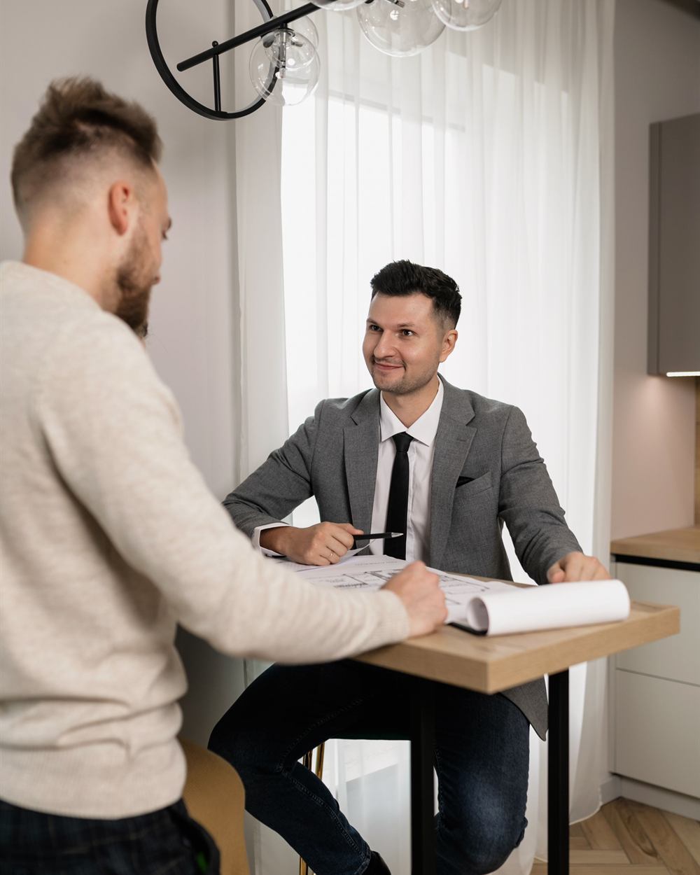 Profesional de Ralat 2001 revisando documentación de una promoción inmobiliaria
