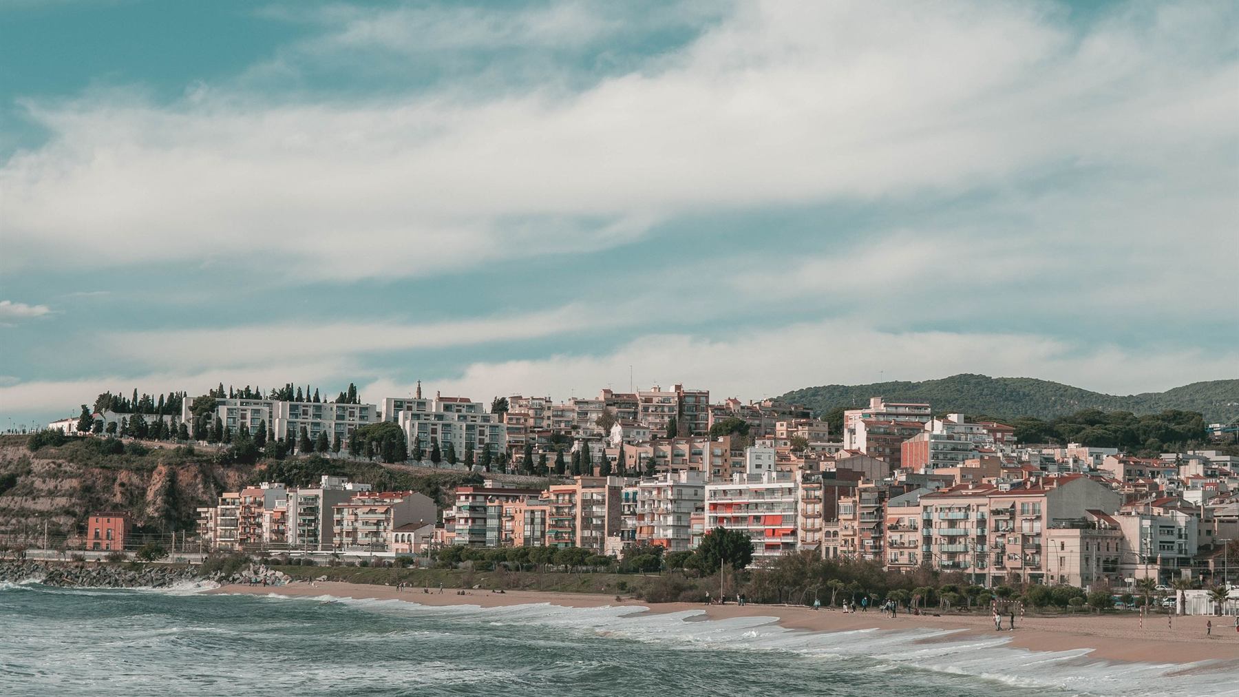 Vista de un municipio de la costa del Maresme junto al mar Mediterráneo