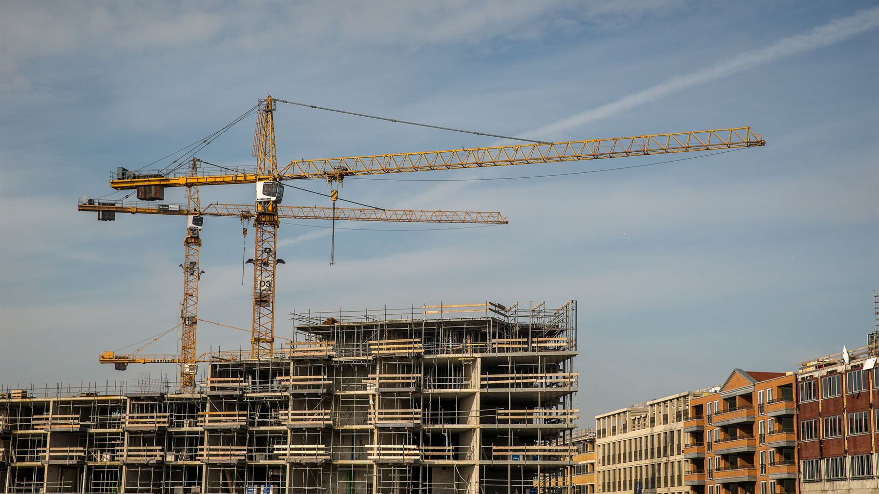 Grúas torre sobre una promoción de viviendas en construcción