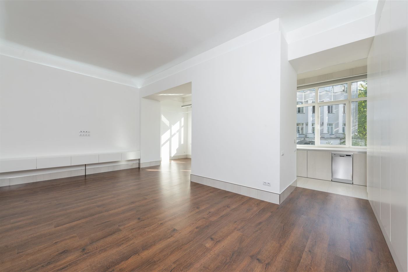 Vivienda de obra nueva vacía, lista para la entrega de llaves