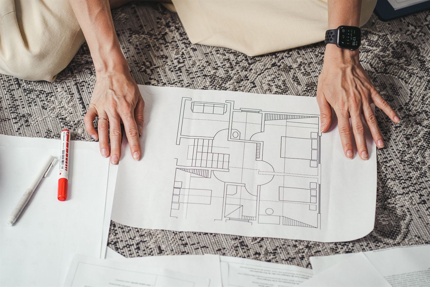 Planos de proyecto de vivienda sobre una mesa de trabajo